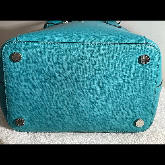 Michael Kors Bucket Bag - Picture 4 of 6